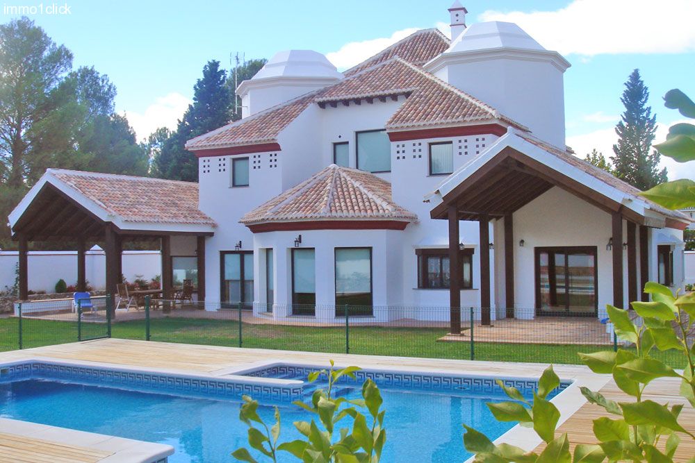 Luxury villa with pool near center Granada, Cubillas Park, for sale  