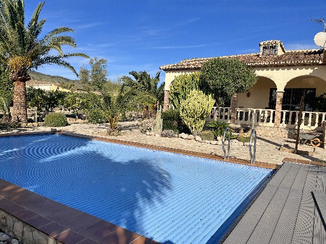 2416 Andalucia, Malaga, Periana, Finca con casa invitados, piscina, cuadra para caballos vender